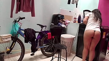 Encontr&eacute_ a la vecina lavando la ropa de su esposo y me la culie bien sabroso cuando el no estaba