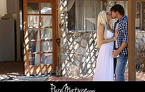 Stunning mature blonde Riley Evans fucking with a younger lover - Naked Girls