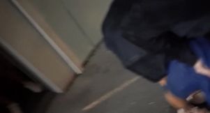 elle lui tire une pipe en pleine rue
