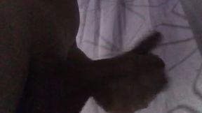 tenho uma vizinha que fica me vendo pela sombra da janela