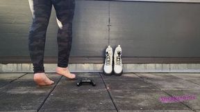 Sneaker-Girl Lina - Destroy Gaming Controller