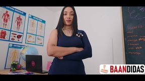 la profesora nicki powerr se folla a un estudiante universitario
