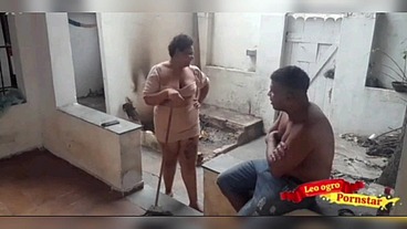 Fudendo o cu da empregada sem camisinha.