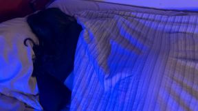 encuentro a mi hermanastra descasando en mi cama y le meto la verga en la boca - porno argentino
