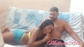 fudendo minha meia-irma no sofa dos nossos pais enquanto ela assistir o resumo do desfile de carnaval a tarde - myllena rios