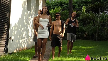 Patroa safada pagou ajudantes com mamada e foda no pelo!