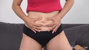 Sarah shows you her belly and belly button at home (FULLHD quality)