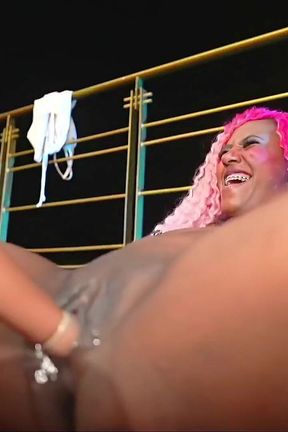I put my hand in my pussy and it opens it completely - GGmansion