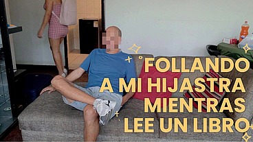 Padrastro se folla a su hijastra mientars lee un libro
