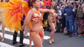 Samba Siren&#039;s Street Dance: Amateurs Gawk &amp; Shoot