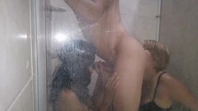 trio en la ducha