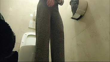 pee in the toilet of my favourite mall