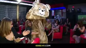 Slutty bitches gettin' hammered, gettin' freaky in Vegas