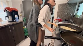 Sexo lesbico con la hermanastra de mi esposo en la cocina mientras prepara el desayuno y mi esposo esta en la habitación