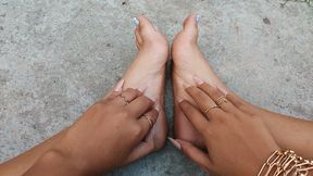 Kendall worshiping and scratching her beautiful feet (5)