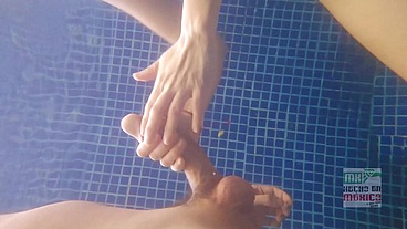 Follando en publico, frente a la piscina. Hotel swinger en méxico.