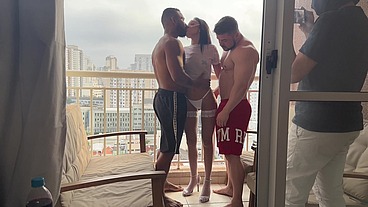 marido grava esposa fodendo com 2 na sacada do predio