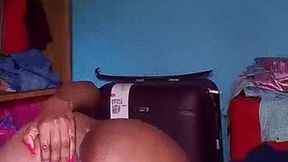 elle joue avec son anus apres elle se fait jouir par la chatte