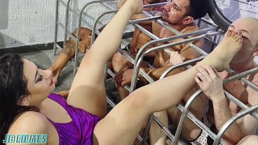 DOMINADORA FAZ GANG BANG COM SEUS ESCRAVOS
