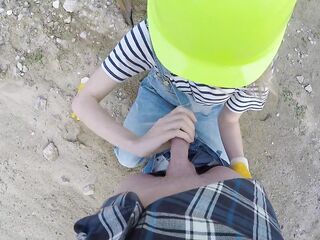 Un ouvrier m'attrape et me baise sur un chantier... Lily_Jack