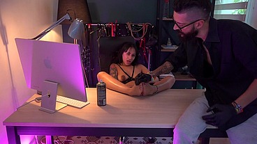 Tenga su latigazo - Episodio #9 - Otro día en el porno