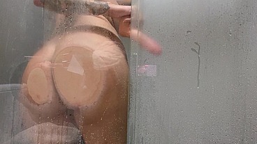 Loira caí na net se masturbando gostoso no banho