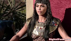 gorgeous egyptian queen is hoovering cock