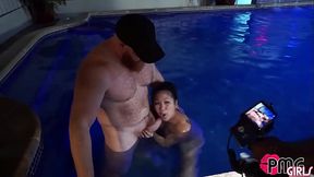 ASIAN GIRL GETS POOLside JELLOPIECE