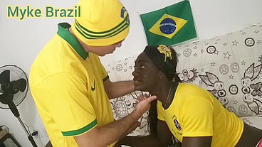 Chamei meu amigo para ver o jogo da copa e o safado meteu ate as bolas