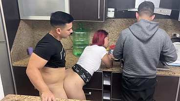 Esposa y su Marido Cocinando pero Ops su Amigo le Mete Mano a su Esposa al Lado de el que Descaro NTR Netorare