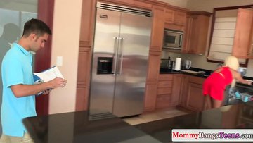 Spex stepmom gives sex advises to unexperienced couple
