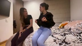 Dos chicas llegan del GYM sudorosas, se quitan la ropa y huelen todo su cuerpo hasta tener un orgasmo