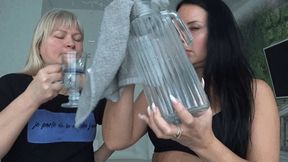 my hand is stuck in a vase Va