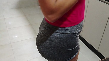 Minha mãe gostosa de quatro na cozinha me deixou louco de tesão,pedi pra ela deixar eu ver ela pelada e ela aceitou