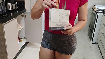 Minha mãe gostosa de quatro na cozinha me deixou louco de tesão,pedi pra ela deixar eu ver ela pelada e ela aceitou