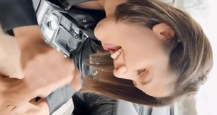 elle lui fait une pipe en voiture en avalant tout