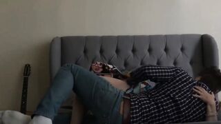 Aufgegeilte Nachbarin am Sofa gerammelt