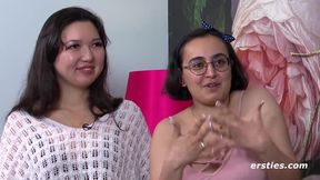 Nerdy German Brunette Babes Ameliya & Jasmina fingern und lecken sich gegenseitig nach Lust und Laune - Lesbian