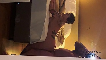 Cassiana com tesão se masturba ate gozar, e depois faz menage gostoso com personal.