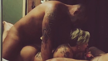 Cassiana com tesão se masturba ate gozar, e depois faz menage gostoso com personal.