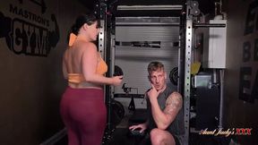 Madre espa&#x00F1;ola montse seduce a entrenador personal con rabo gordo