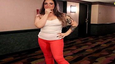 Whitney Morgan pissing orange pants in bathtub omorashi