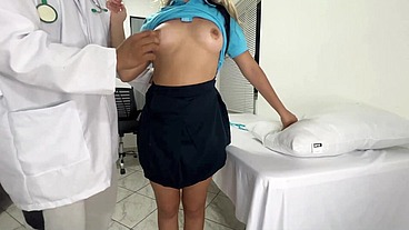 Chica Inocente Estudiante es Manipulada por el Doctor Pervertido en el Examen Medico de la Universidad Jav