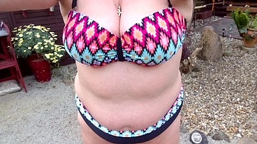 Ich im Bikini im Vorgarten
