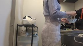 卵焼き作った後にあそこが熱くなっちゃって我慢できずにお尻突き出しながら触り始める巨乳女子