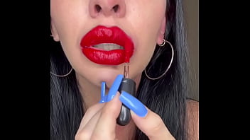 Passou batom vermelho, chupou e sentou na pica!