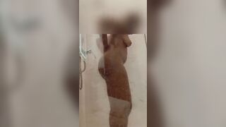 قحبة سعودية جسمها نار تخون زوجها وتدخل الحمام تتناك من صديقها الامريكي ابغاك تنيكني بقوة Saudi whore