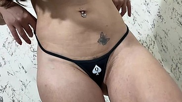 Novinha cheia de tesão brinca com seus brinquedos