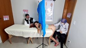 esposa mostra cu para o medico ao lado do marido!