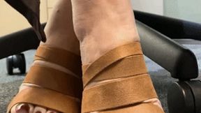 Juliette_RJ teasing you under the office desk on Wedges - FLOOR POV - UNDER THE DESK FEET TEASE - LONG TOENAILS - WRINKLED SOLES - WIGGLING TOES - FEET TEASING - FETISH IN THE OFFICE - WORKING SHOES